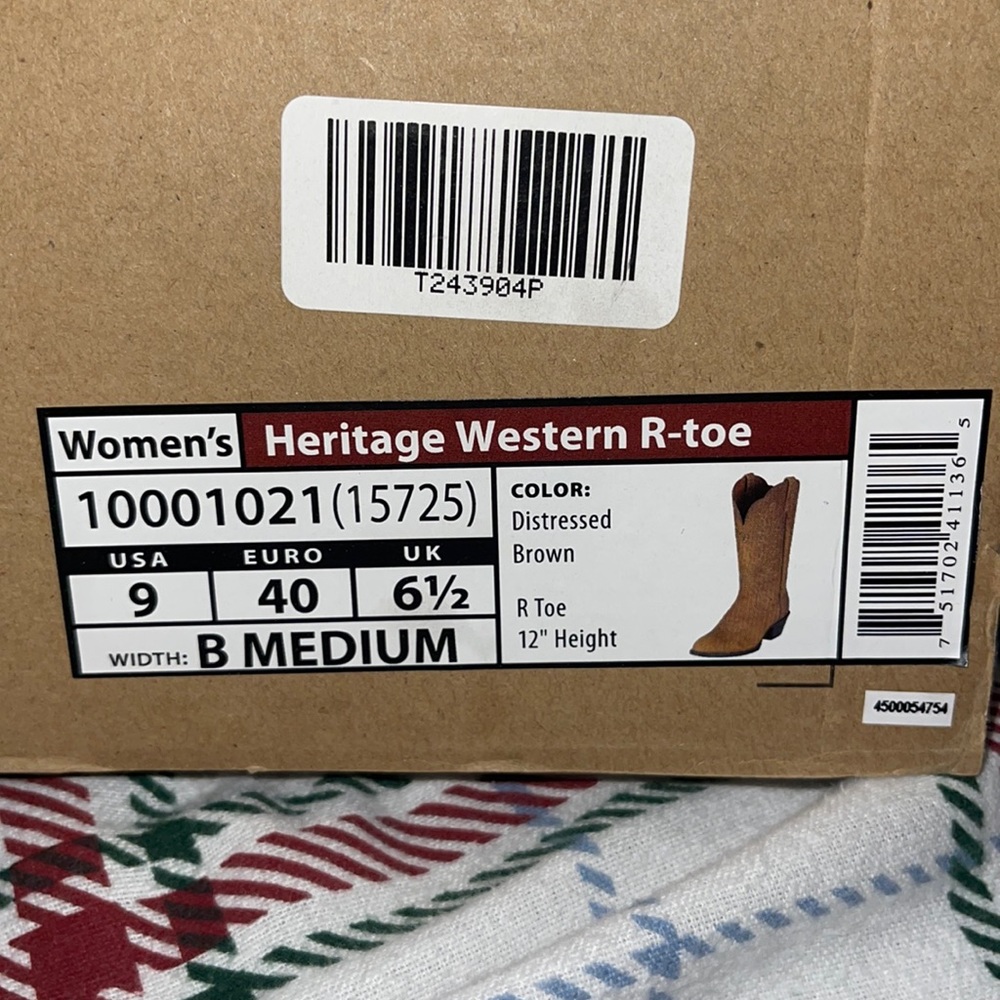 Ariat women’s sz. 9 cowboy boot NWT